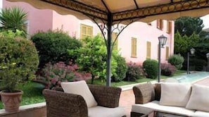 Gazebo - Arco di Travertino (Rome)