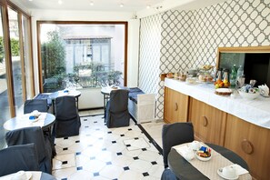 Free daily buffet breakfast - Arco di Travertino (Rome)