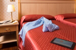 Doppelzimmer | Minibar, Zimmersafe, Schreibtisch, schallisolierte Zimmer