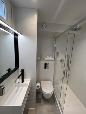 Deluxe Double Room | Bathroom