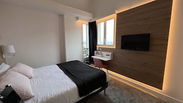 Deluxe Double Room | Minibar, in-room safe, blackout curtains, soundproofing