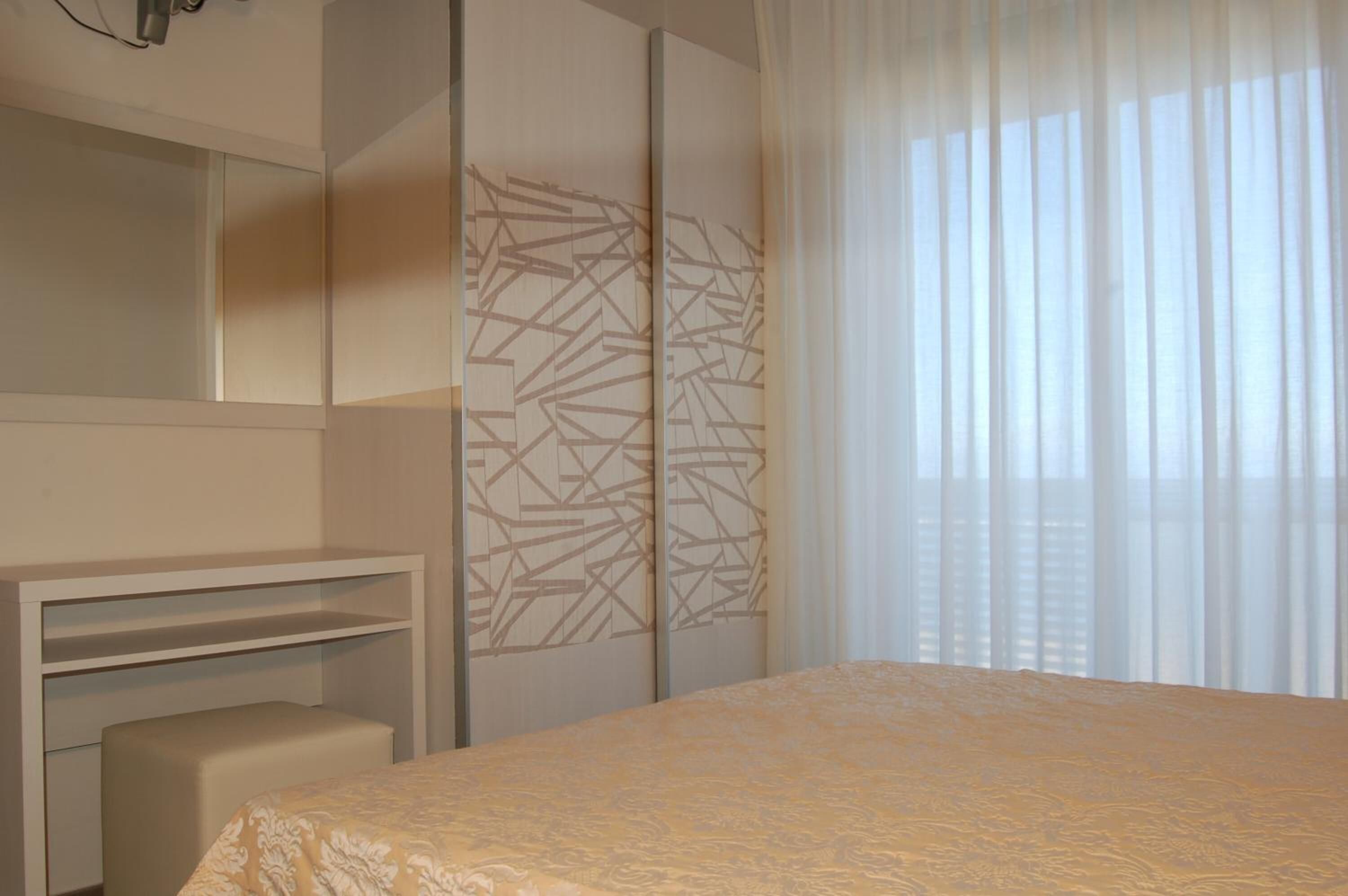 in-room safe, desk, cots/infant beds, rollaway beds