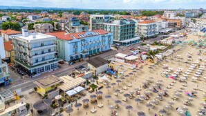 A coastal cityscape with a beach area featuring numerous umbrellas and sun loungers. - Alba d'Oro (Bellaria-Igea Marina)