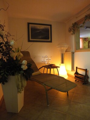 Sauna, hot tub, massage/treatment rooms