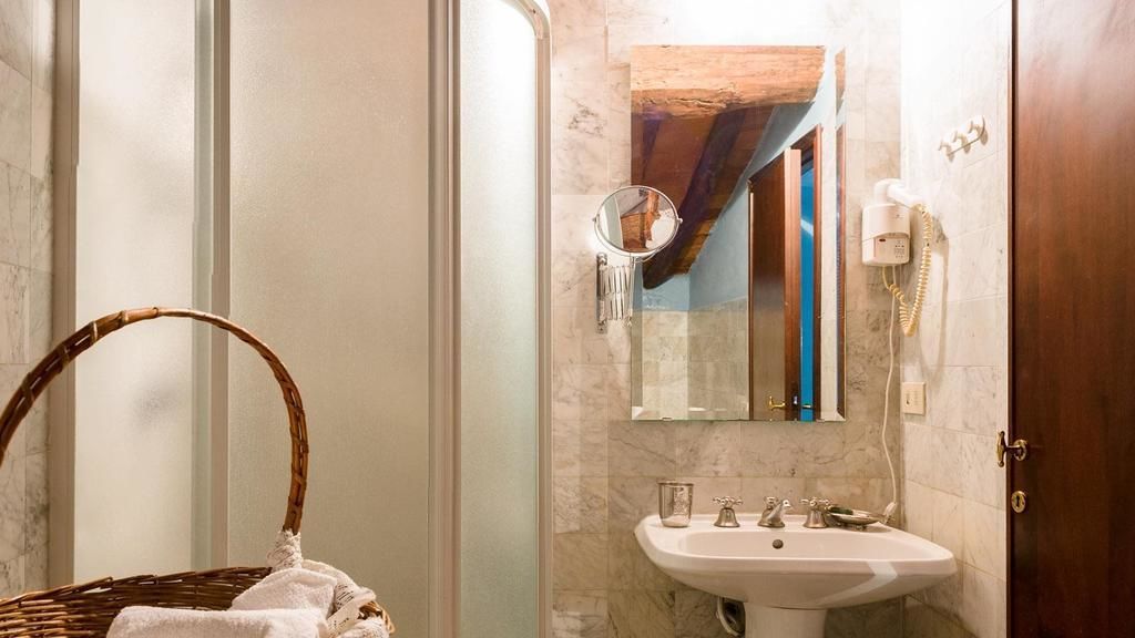 Dusche, kostenlose Toilettenartikel, Haartrockner, Bademäntel