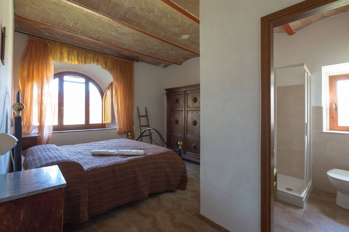 1 bedroom, pillow-top beds, individually furnished, bed sheets
