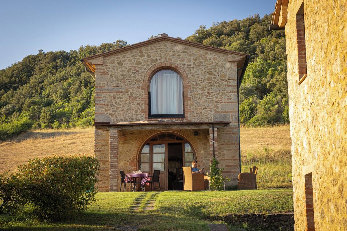 1 bedroom, pillow-top beds, individually furnished, bed sheets