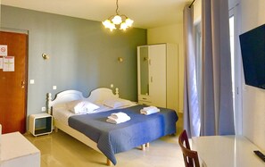 In-room safe, desk, free cribs/infant beds, free rollaway beds - Hôtel Georges (Nice)