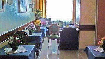 Petit déjeuner buffet (8 EUR par personne)