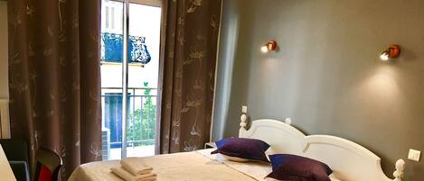 Safe på rommet, skrivebord og barnesenger (inkludert)