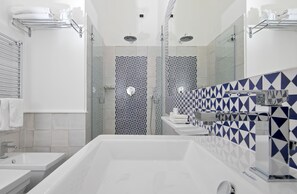 Classic-værelse med dobbeltseng eller 2 enkeltsenge | Badeværelse | Miljøvenlige toiletartikler, hårtørrer, hjemmesko, bidet