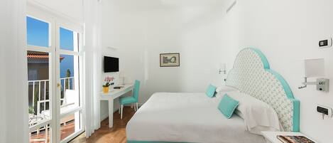 Un dormitorio con una cama grande, un escritorio y una silla.