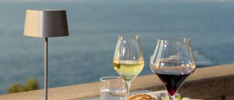 Se sirven comidas, cenas y cocina italiana con vista a la alberca