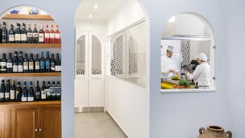 Makan tengah hari, makan malam dihidangkan; masakan Itali, tepi kolam