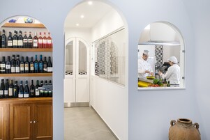 Se sirven almuerzos y cenas; cocina italiana; junto a la piscina