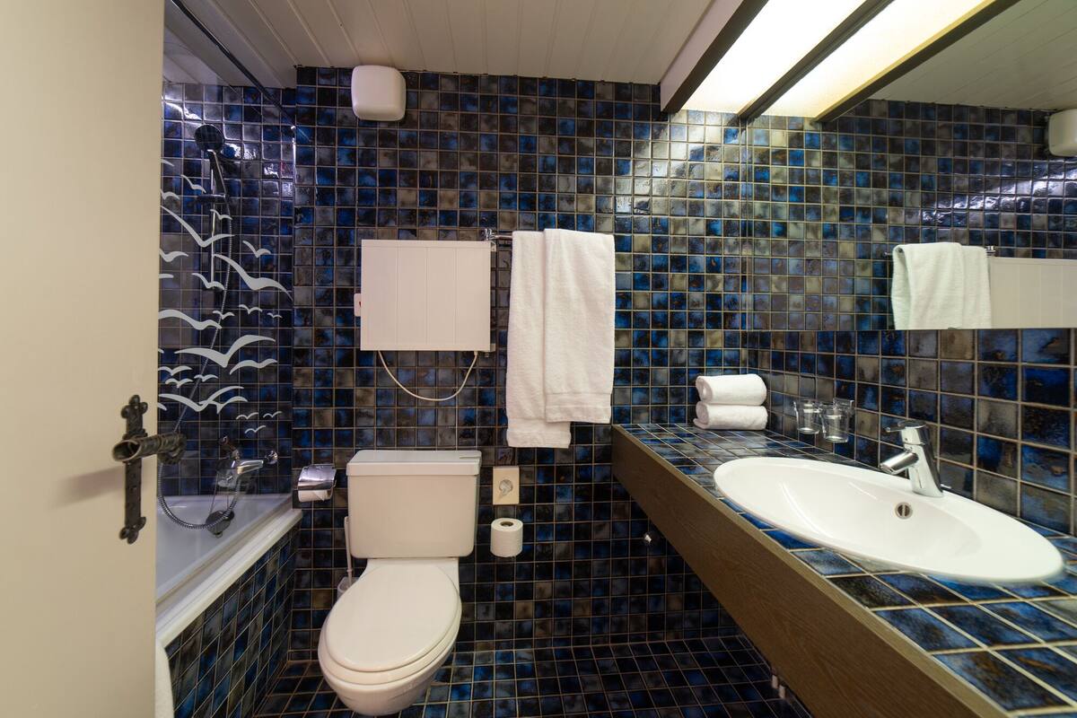 double room (churfirsten) | bathroom | combined shower/bathtub, deep-soaking bathtub, hair dryer, towels