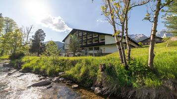 المنشأة من الخارج