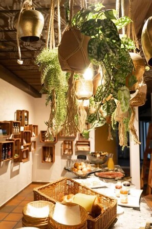 Petit déjeuner et dîner servis sur place, vue sur le jardin