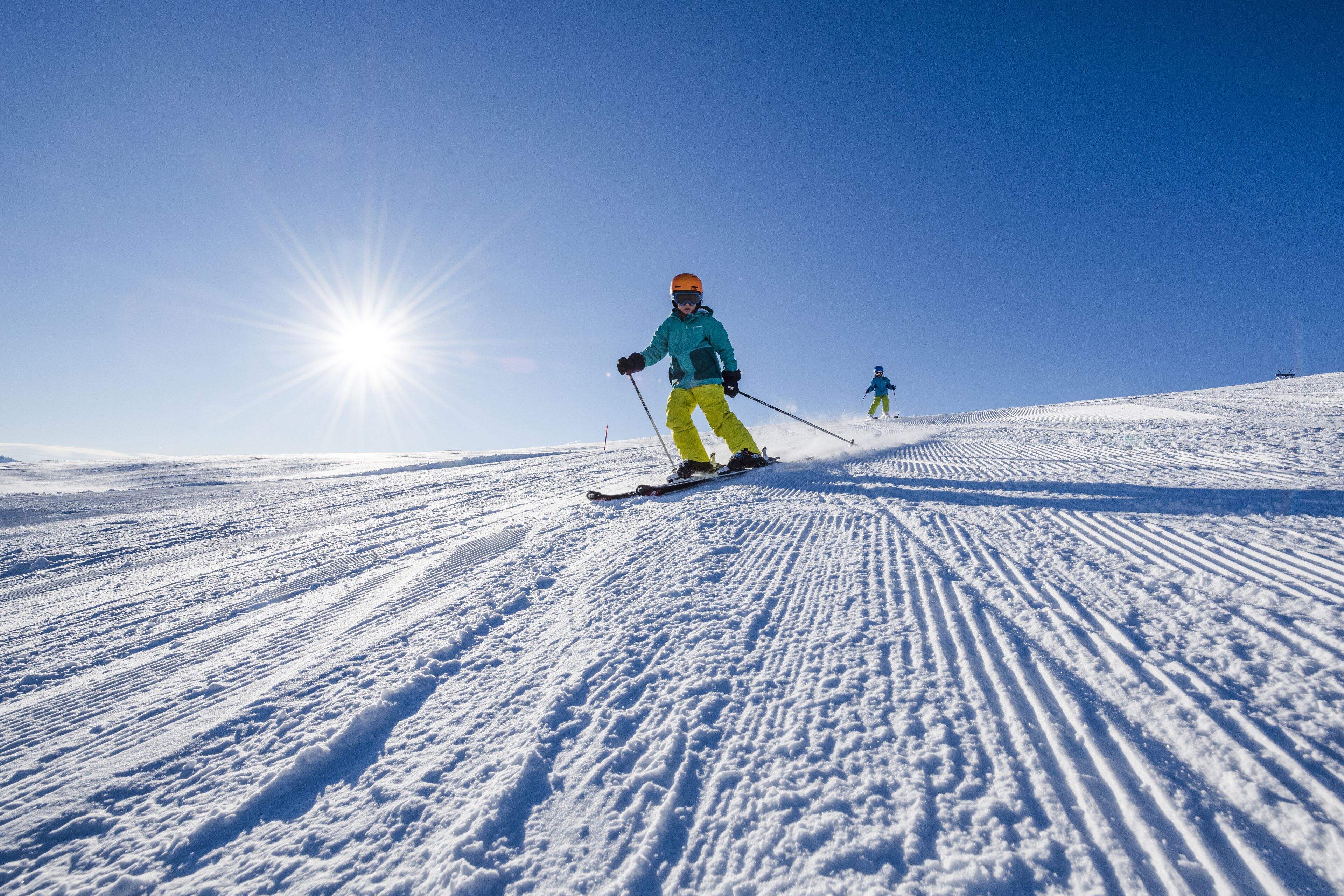 Una pista de esquí nevada con esquiadores.