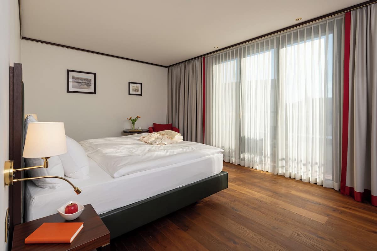 Habitación Deluxe doble | Ropa de cama hipoalergénica, minibar, caja fuerte y escritorio