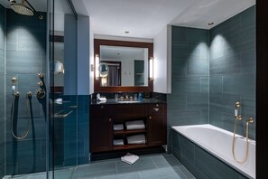 Habitación superior con 1 cama matrimonial o 2 individuales, vista al lago | Baño | Regadera, secadora de cabello, batas, toallas 