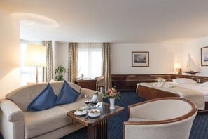 Suite – superior, utsikt mot innsjø | Allergitestet sengetøy, minibar, safe på rommet og skrivebord