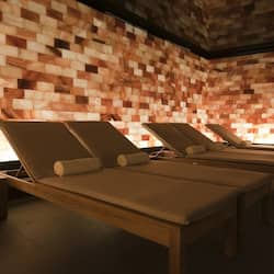 Salas de tratamiento para parejas, un sauna, una bañera de hidromasaje