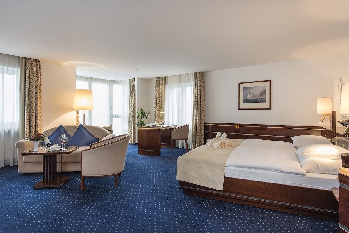 Suite, Lake View