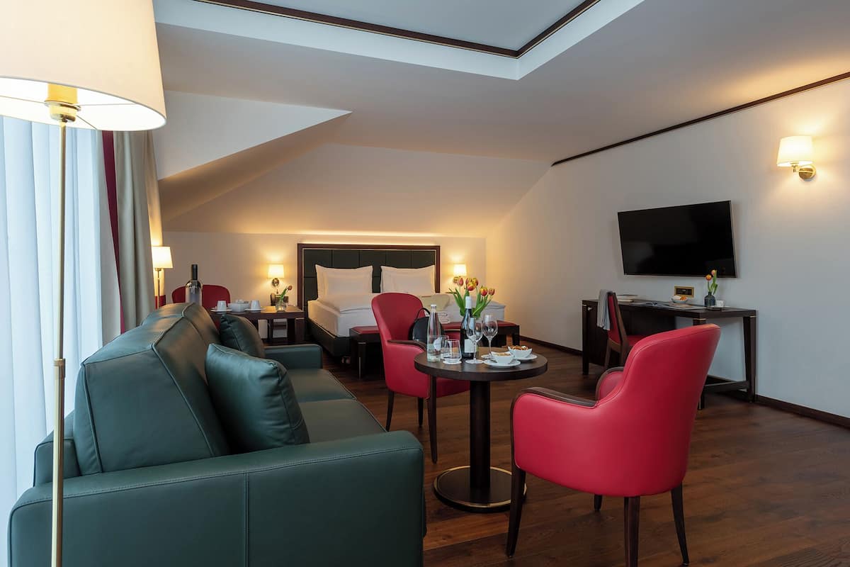 Suite, vistas parciales al lago | Zona de estar | Una televisión