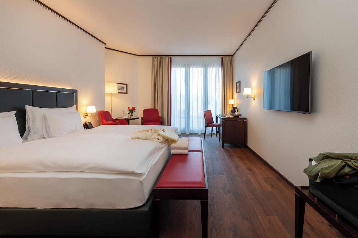 Habitación Deluxe doble | Ropa de cama hipoalergénica, minibar, caja fuerte y escritorio