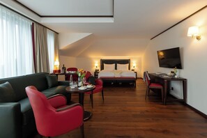 Suite, vista parcial al lago | Ropa de cama hipoalergénica y minibar 