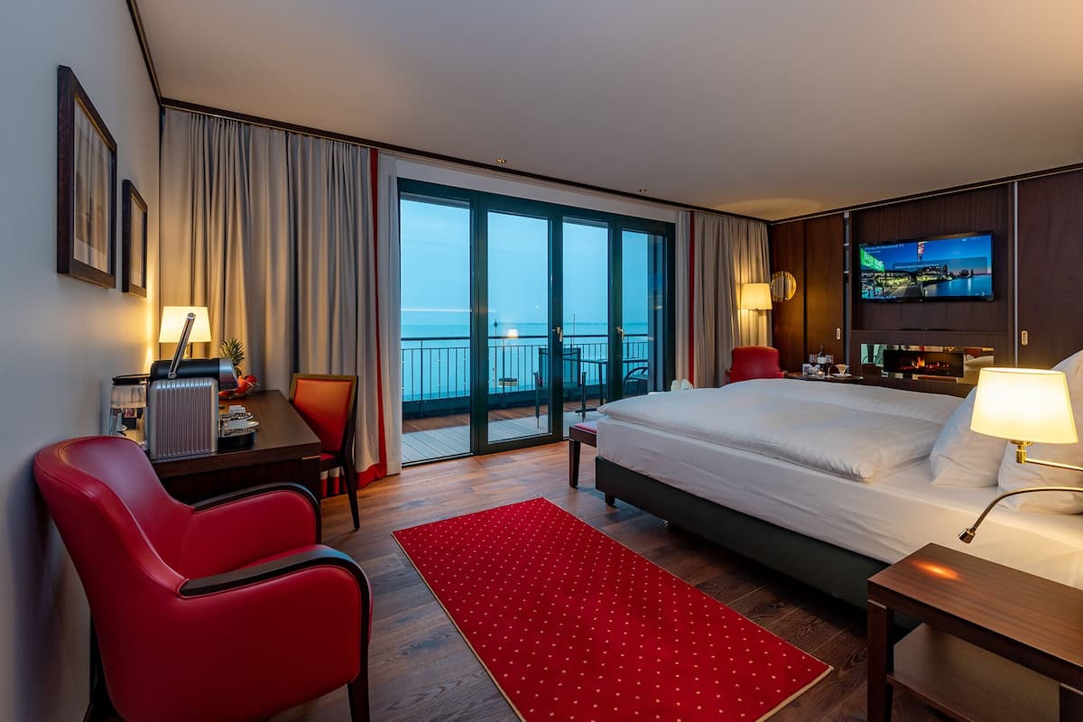 superior suite, lake view | 1 bedroom, hypo-allergenic bedding, minibar, in-room safe