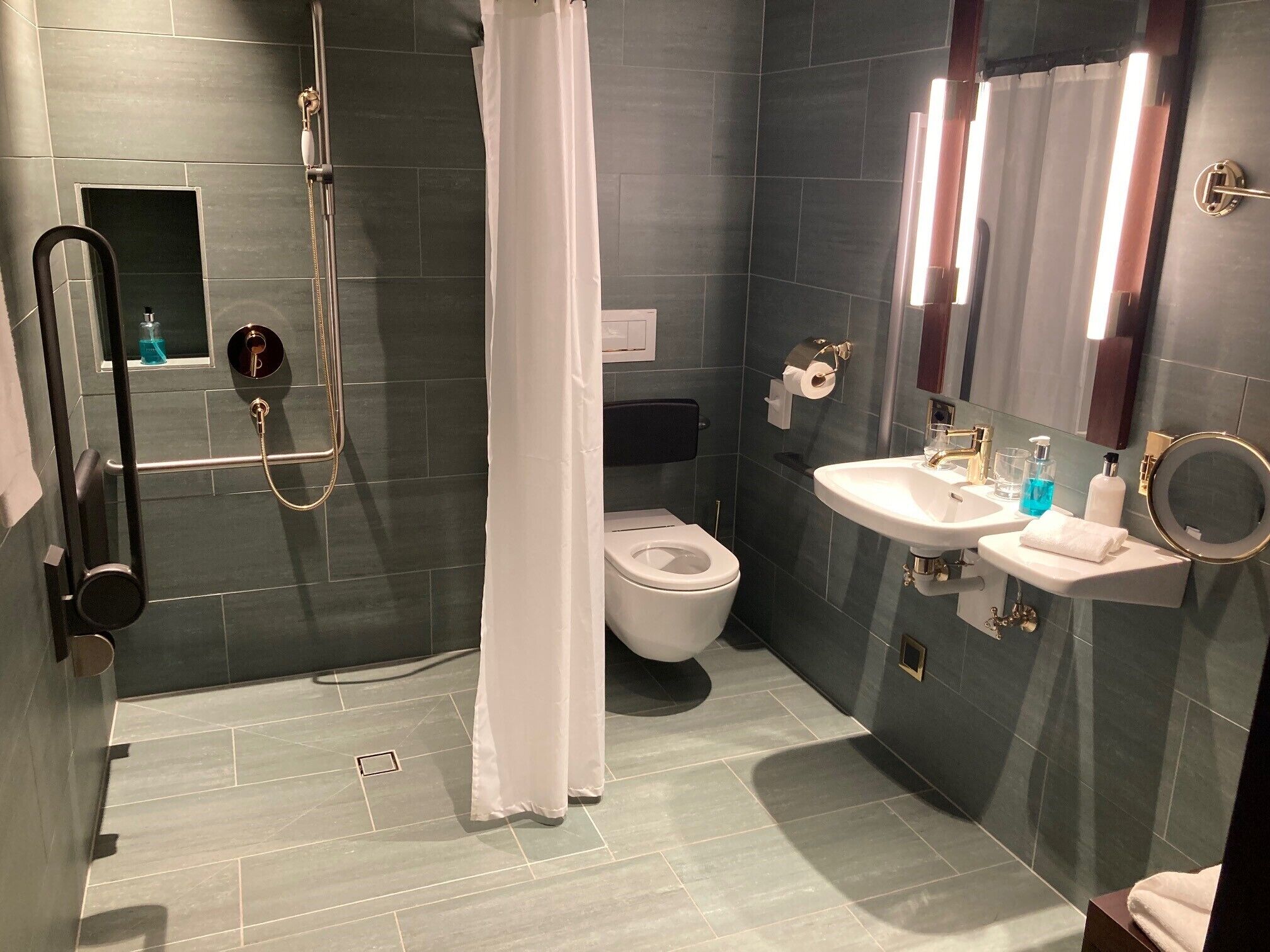 Ropa de cama hipoalergénica y minibar 