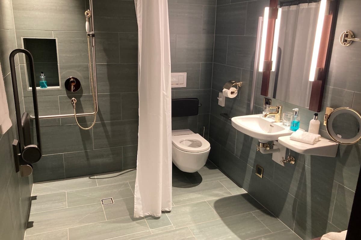 Deluxe Double Room | Hypo-allergenic bedding, minibar, in-room safe, desk