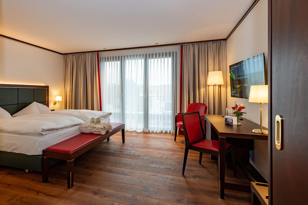 1 bedroom, hypo-allergenic bedding, minibar, in-room safe