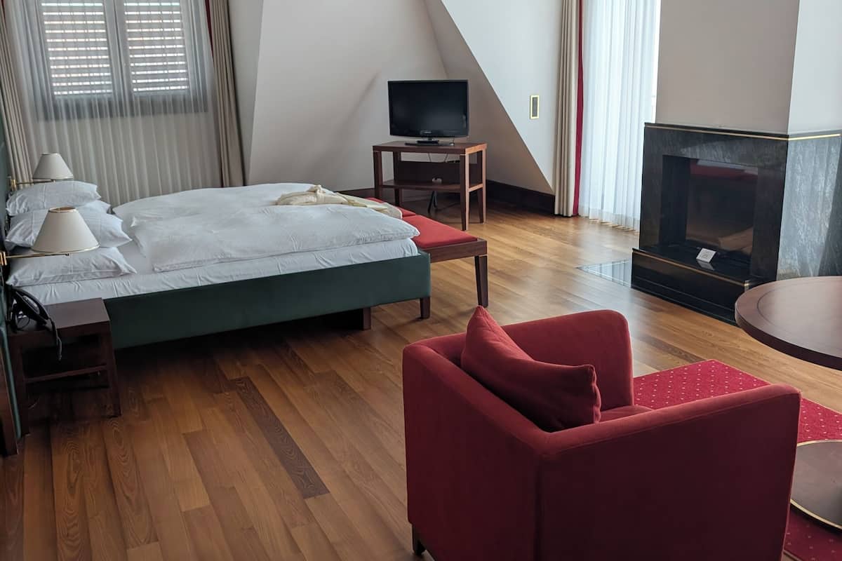 Suite, vistas parciales al lago | Baño | Ducha, secador de pelo, albornoces y toallas