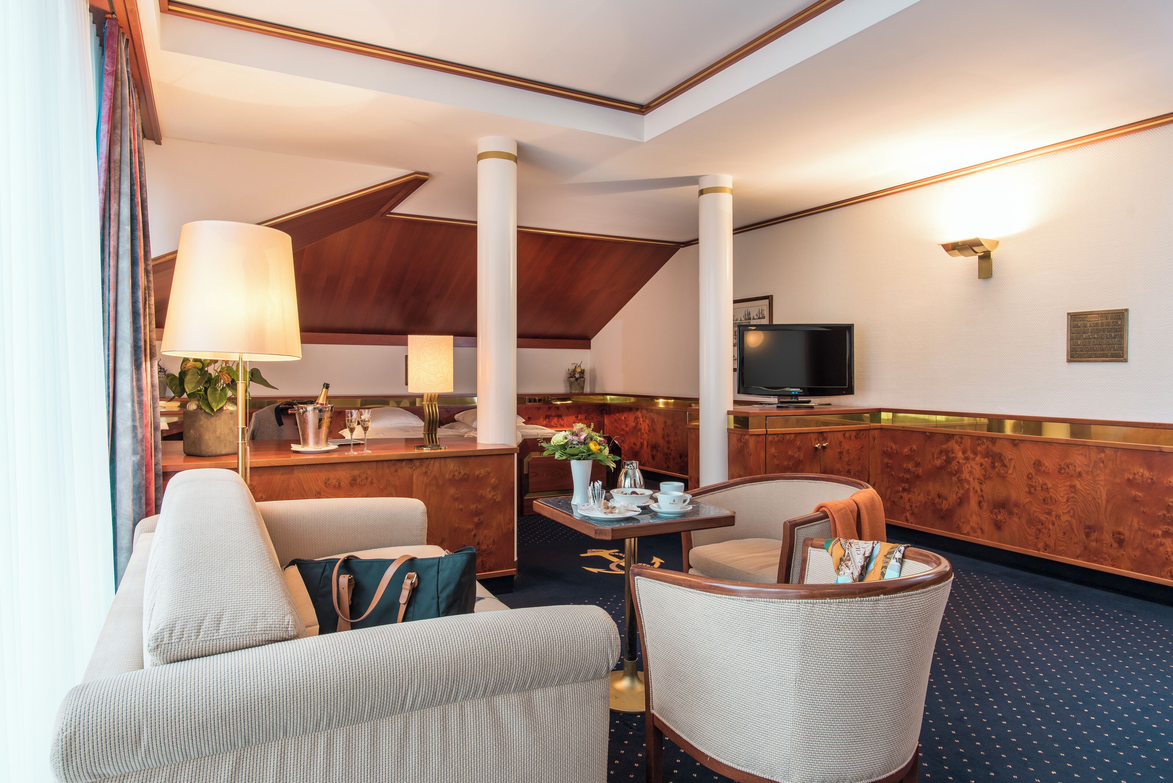 Suite, eingeschränkter Seeblick | Wohnbereich | Fernseher