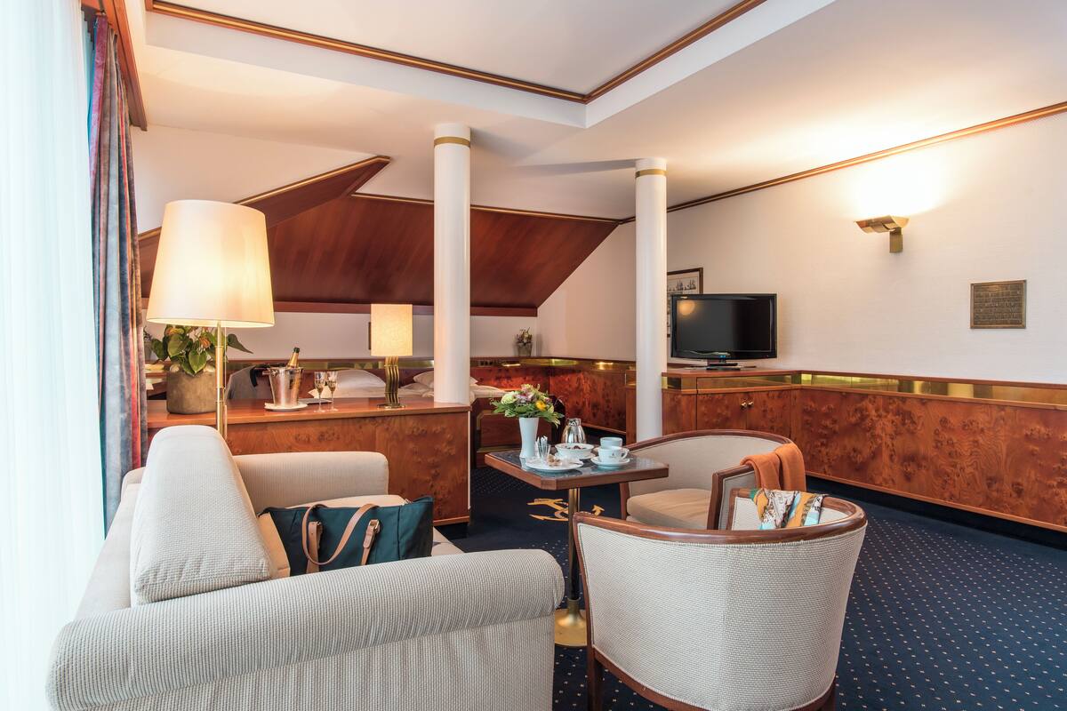 Suite, Partial Lake View | Living area