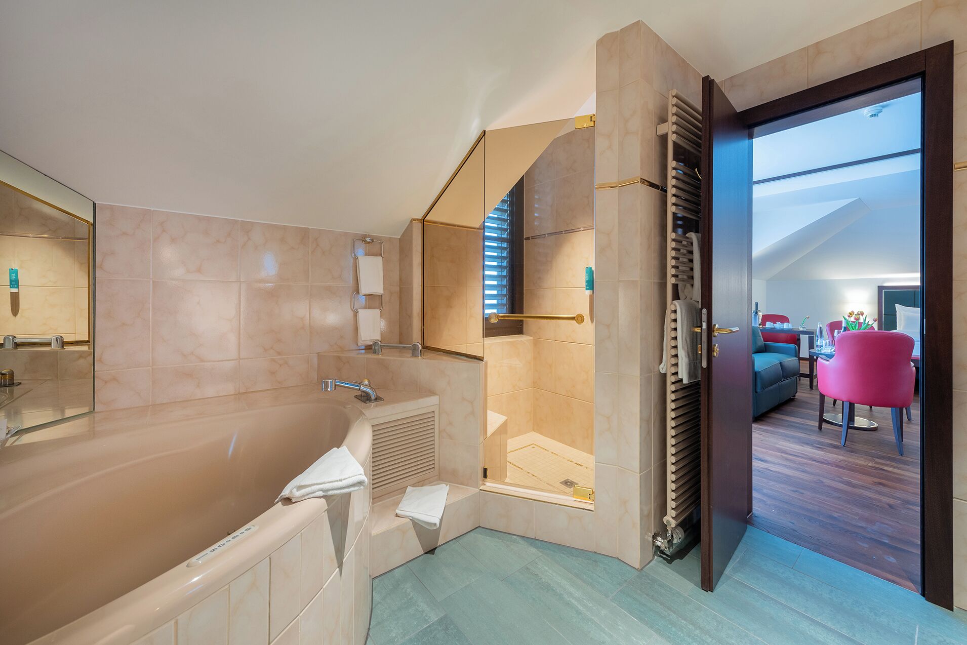 Un baño moderno con una bañera grande, zona de ducha y cabina de ducha de vidrio.