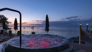 Un jacuzzi con vista al mar al atardecer.