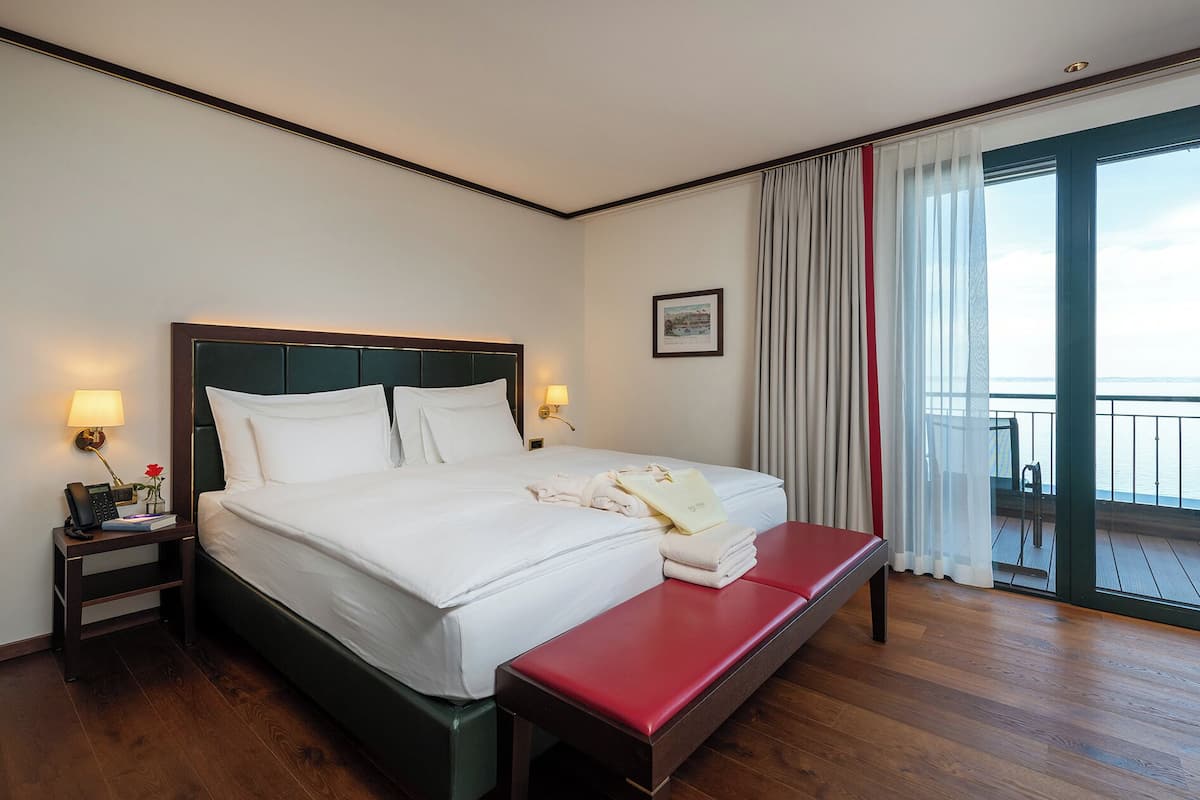 Habitación Deluxe doble, vistas al lago | Ropa de cama hipoalergénica, minibar, caja fuerte y escritorio