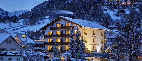 Vista frontal de la propiedad