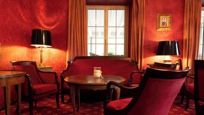 A room with a red carpet, a sofa, a round table, and two chairs. - Bad Eptingen (Eptingen)