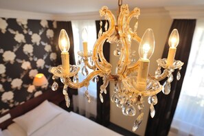 办公桌、免费 WiFi