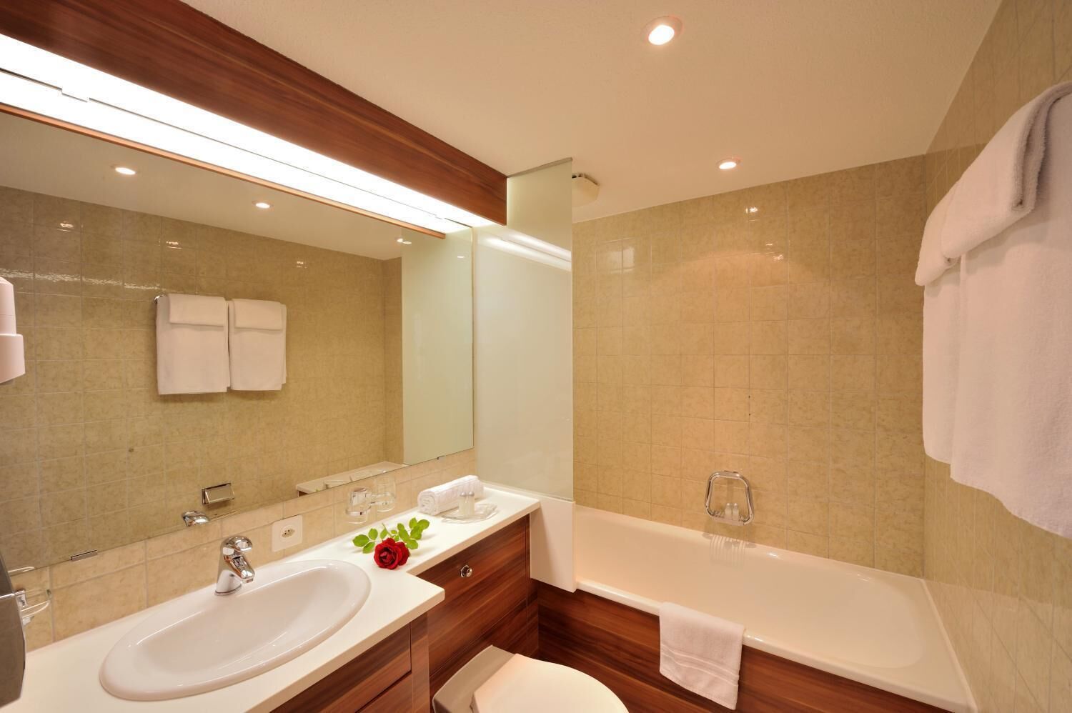 separate bathtub and shower, hair dryer, towels
