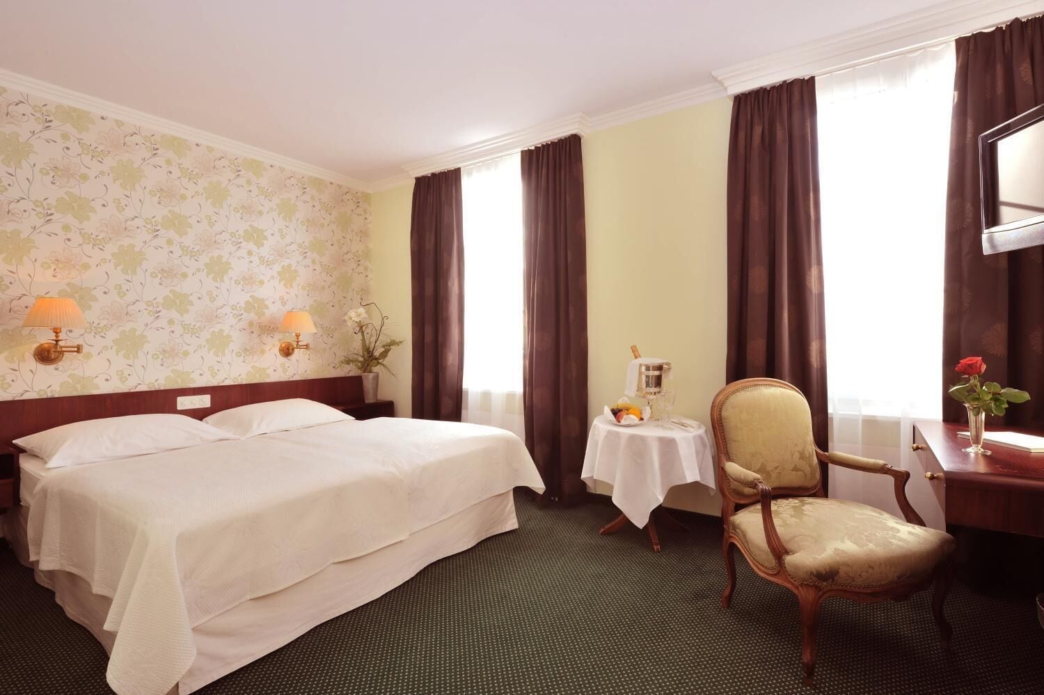 1 bedroom, desk, free wifi