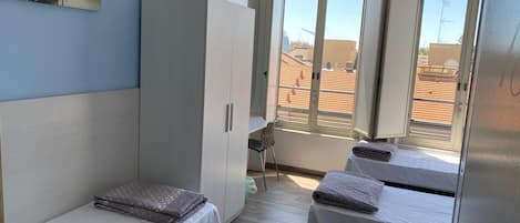 Male Dormitory, 1 Single Bed in shared room, Shared Bathroom | Lakens van Egyptisch katoen, individueel gedecoreerd