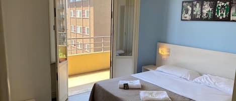 Habitación doble, baño privado | Sábanas de algodón egipcio, decoración individual, mobiliario individual