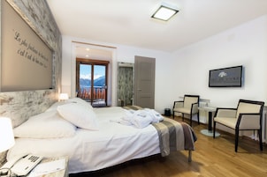 Design Double Room | Hypo-allergenic bedding, in-room safe, desk, blackout drapes