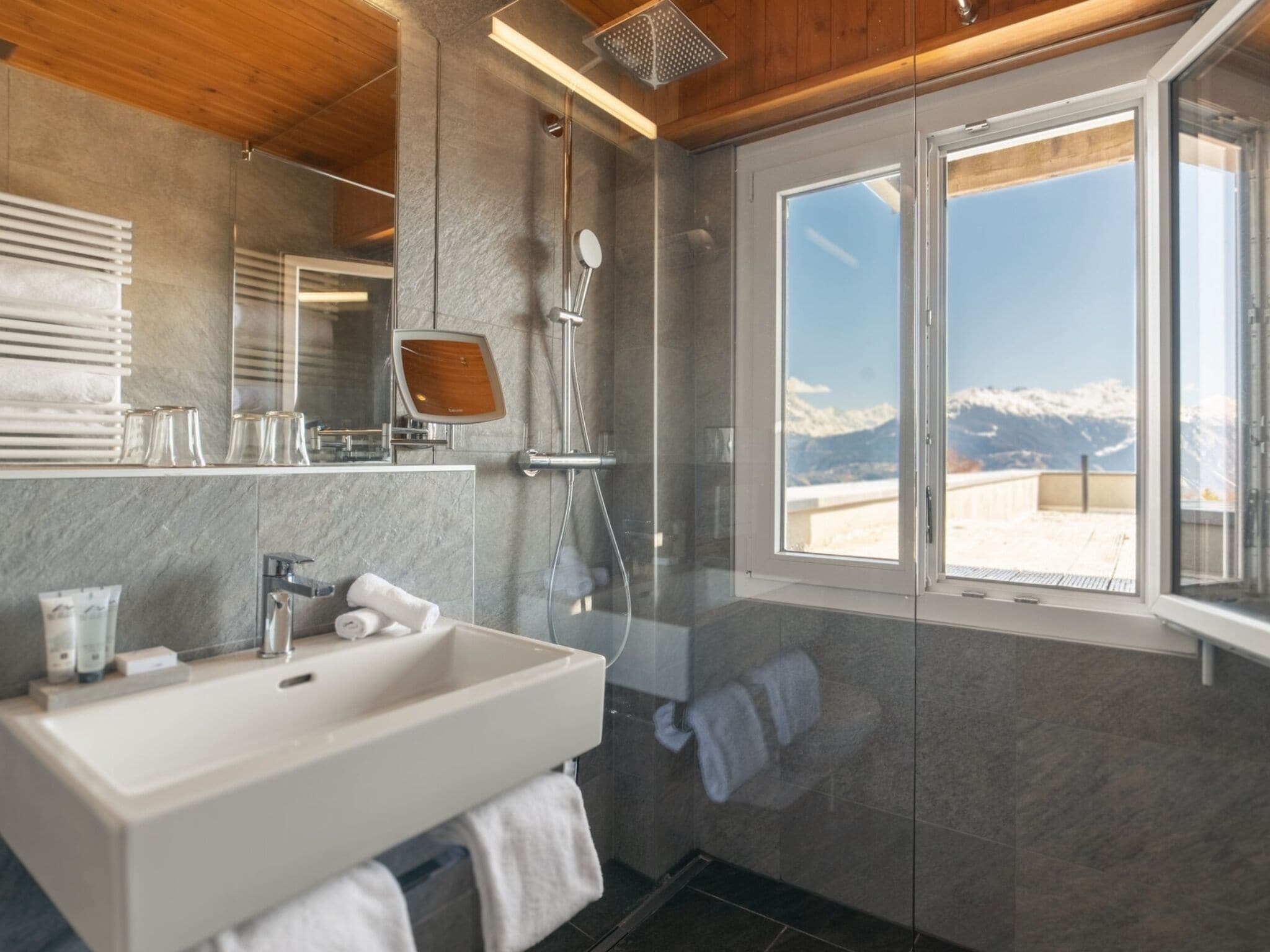 design double room | bathroom | free toiletries, hair dryer, slippers, towels